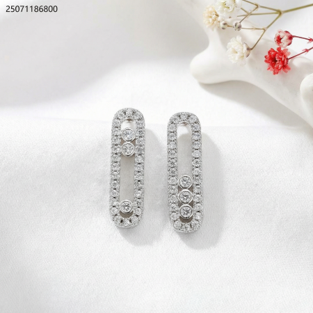 حلق شكل بيضاوي مع زركون أنيق