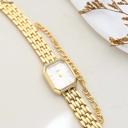 ساعة نسائية مربعة مع حزام معدني