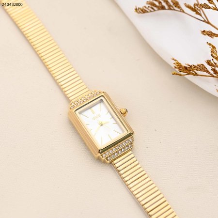 ساعة نسائية مستطيلة مع زركون