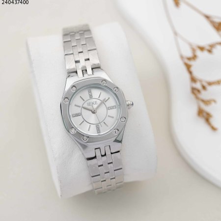 ساعة نسائية ثمانية الشكل مع حزام معدني