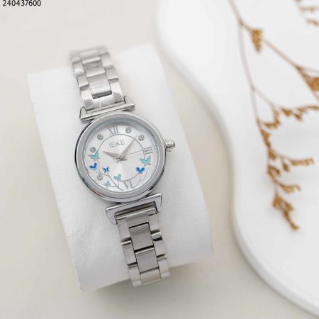 ساعة نسائية دائرية مع خلفية فراشات و حزام معدني