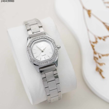 ساعة نسائية ثمانية الشكل مع زركون وحزام معدني