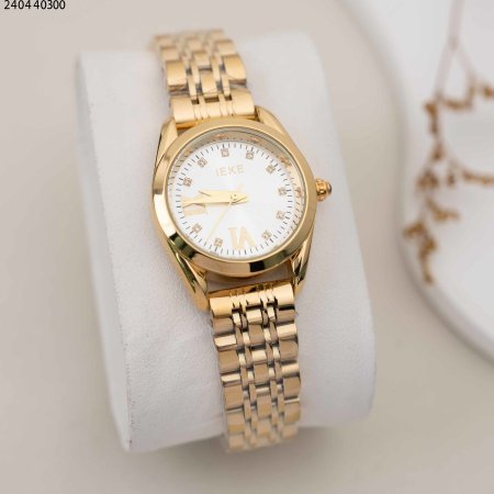 ساعة نسائية دائرية مع خلفية فراشة و حزام معدني