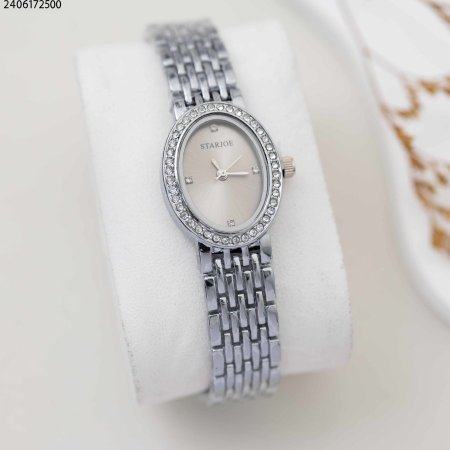 ساعة نسائية بيضاوية الشكل مع حزام معدني