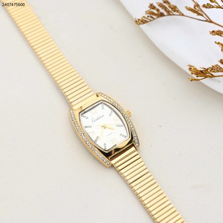 ساعة نسائية مربعة مع زركون