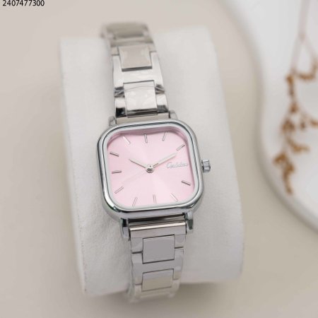 ساعة نسائية مربعة