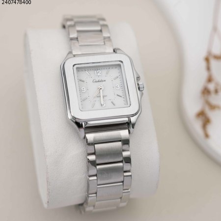 ساعة نسائية مربعة