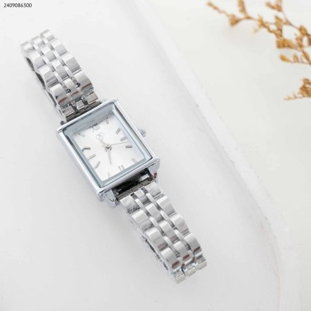 ساعة نسائية مستطيلة