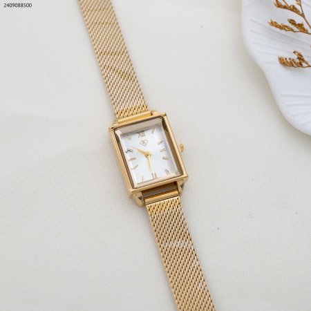 ساعة نسائية مستطيلة مع زركون