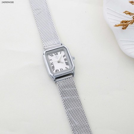 ساعة نسائية مربعة