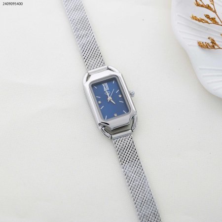 ساعة نسائية مستطيلة مع زركون