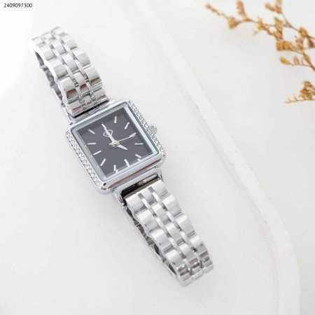 ساعة نسائية مربعة