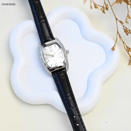 ساعة يد نسائية فضية أنيقة بحزام جلد أسود ومرصعة بالكريستال