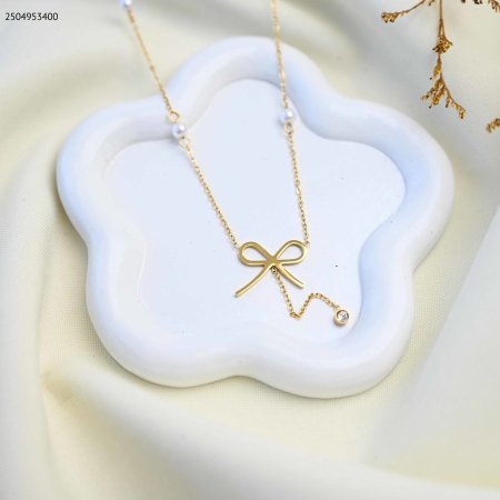 سنسال صغير على شكل فيونكة، يتدلى منها زركونة صغيره.