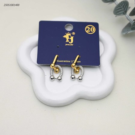 أقراط أنيقة بتصميم حدوة الحصان ولونين، مرصعة بالزركون اللامع.