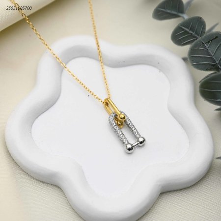 قلادة بتصميم حدوة الحصان ومرصعة بالزركون.