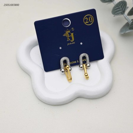 أقراط أنيقة بتصميم حدوة حصان بلونين ومرصعة بالزركون.