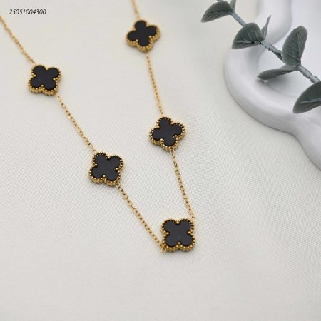 قلادة طويلة بتصميم زهور البرسيم مع صدف.