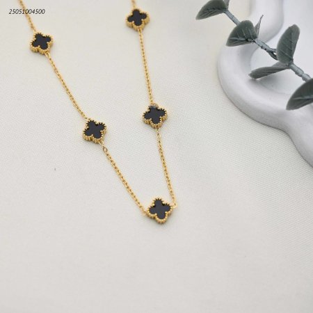 قلادة طويلة بتصميم زهور البرسيم مع صدف.