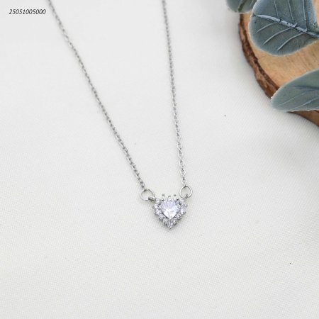 قلادة قلب لامعة مرصعة بالزركون الأنيق.