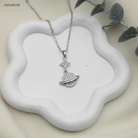 قلادة بتصميم الكوكب والنجمة مرصعة بالزركون اللامع.