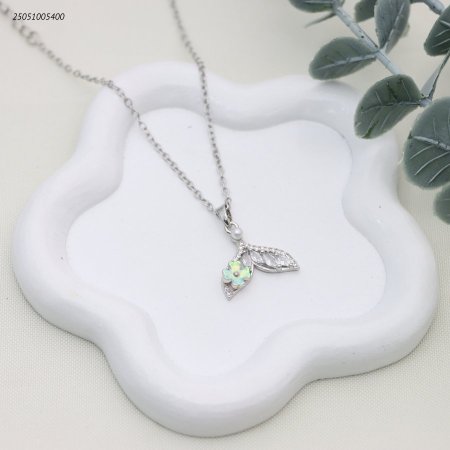 قلادة ذيل حورية البحر مرصعة بالزركون واللؤلؤ.