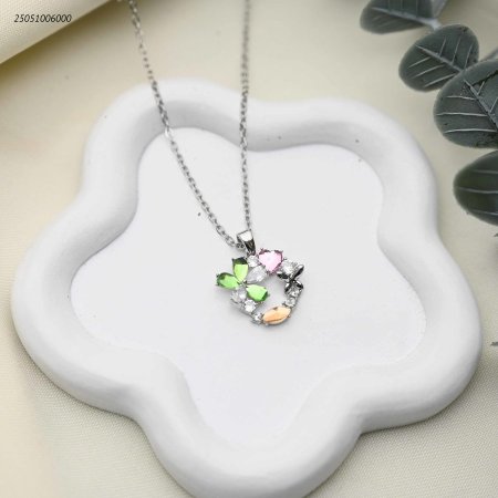 قلادة بتصميم زهرة ملونة ومرصعة بأحجار الزركون.