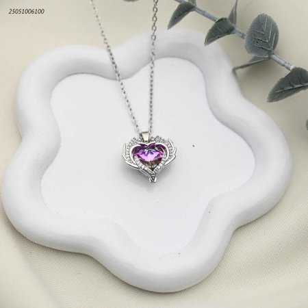 قلادة قلب بأجنحة مرصعة بالزركون وحجر كريستال بنفسجي.