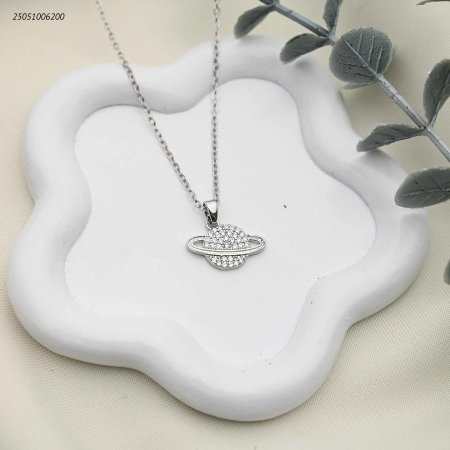 قلادة كوكب أنيقة مرصعة بالزركون اللامع.