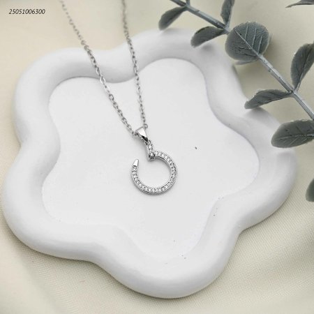 قلادة عصرية بتصميم مسمار دائري مرصع بالزركون.