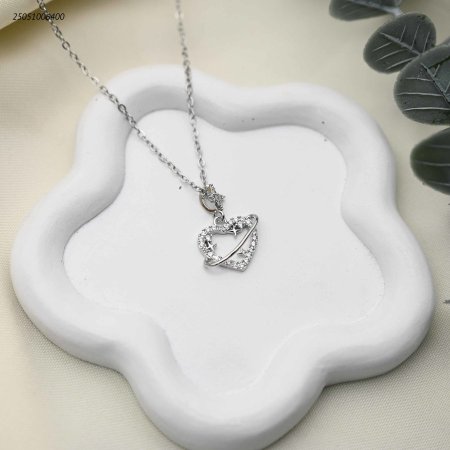 قلادة أنيقة بتصميم قلب كوكبي مرصعة بالزركون اللامع.
