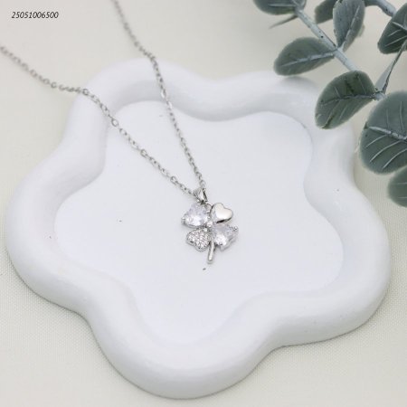 قلادة أنيقة بتصميم زهرة البرسيم مرصعة بالزركون.