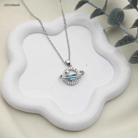 قلادة بتصميم كوكب النجوم وزركون أزرق لامع.