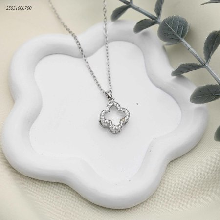 قلادة أنيقة بتصميم زهرة البرسيم وزركون أزرق لامع.