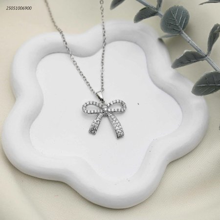 قلادة فيونكة أنيقة مرصعة بالزركون اللامع.