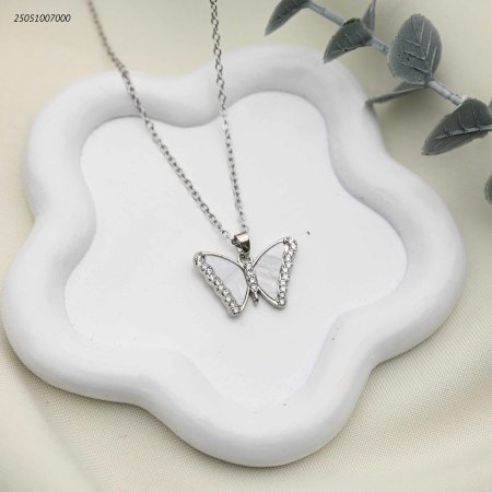 قلادة فراشة أنيقة بصدف وزركون لامع.