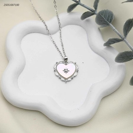 قلادة قلب بتصميم عتيق ونجمة مركزية لامعة.