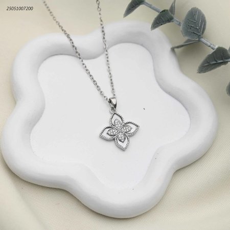 قلادة زهرة أنيقة بلمسة زركون لامعة.