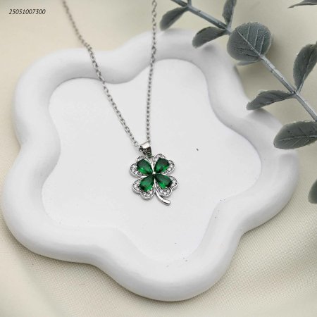 قلادة زهرة البرسيم بالزركون الأخضر والأبيض.