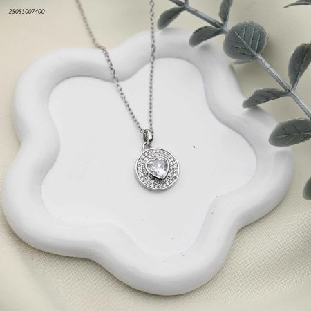 قلادة بتصميم دائري وقلب مرصعة بالزركون اللامع.