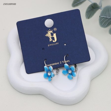 حلق على شكل وردة ملونة