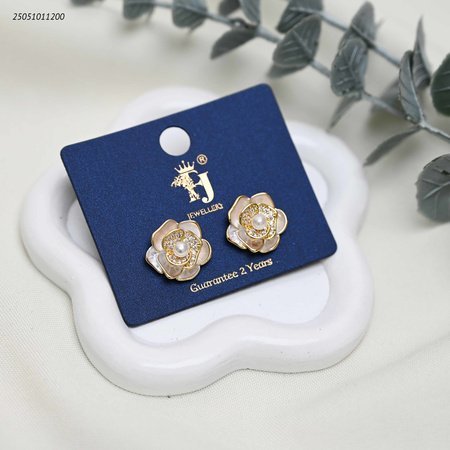 حلق على شكل وردة ملونة مع زركون