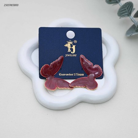 حلوق شكل فراشة ملونة