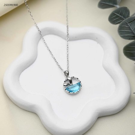 قلادة بتعليقة قارب أزرق داخل إطار دائري