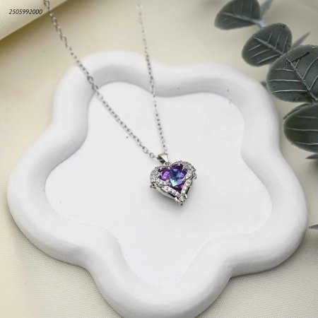 قلادة بتعليقة قلب أزرق مجنح مرصعة بالكريستال