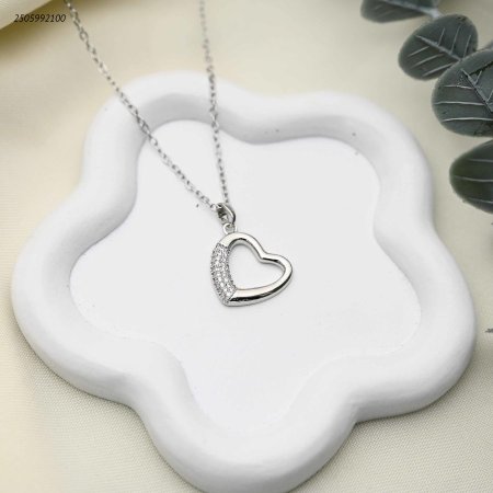 قلادة بتعليقة قلب مفتوح مرصعة بالزركون اللامع