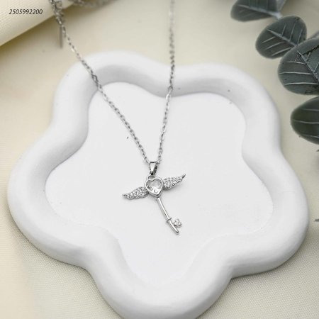 قلادة مفتاح القلب المجنح مرصعة بالزركون