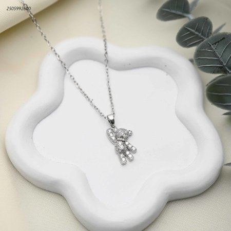قلادة بتعليقة دب مرصع بالكامل بالزركون اللامع