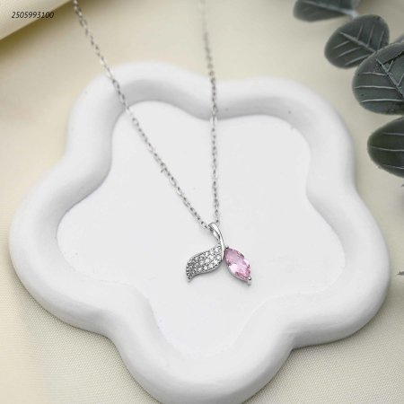 قلادة بتصميم ذيل حورية البحر مرصعة بالزركون الوردي