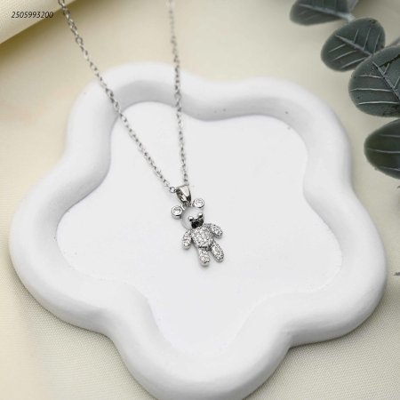 قلادة فضية بتعليقة دب مرصع بالكامل بالزركون اللامع